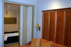 Varifold wooden folding door
