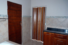 Varifold wooden folding door